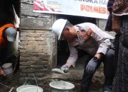 HUT Bhayangkara ke-80: Kapolres Simalungun Bedah Rumah Nenek 76 Tahun di Pantoan Maju