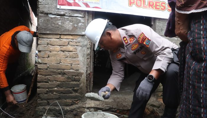 HUT Bhayangkara ke-80: Kapolres Simalungun Bedah Rumah Nenek 76 Tahun di Pantoan Maju