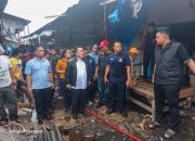 Wesly Turun Langsung ke Puing Pajak Parluasan: “Ini Musibah, Nasib Pedagang Kita Perhatikan”