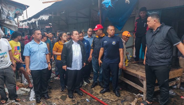 Wesly Turun Langsung ke Puing Pajak Parluasan: “Ini Musibah, Nasib Pedagang Kita Perhatikan”