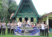 Sambut Hari Bhayangkara ke-80, Polres Samosir “Anjangsana Kasih”: Sambangi Warakauri dan Serah Bingkisan