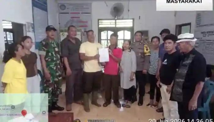 Bhabinkamtibmas Polsek Tanah Jawa Mediasi Damai, 2 Warga Desa Moho Berjabat Tangan dan Tanda Tangan Surat Perjanjian