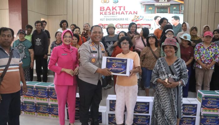 Kapolres Simalungun AKBP Marganda “Turun Lapangan”, 200 Warga Terima Cek Kesehatan dan Sembako Gratis