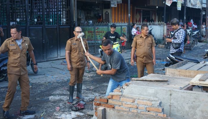 Wali Kota Wesly Perintahkan Bongkar Lapak Semi Permanen Pasar Dwikora, “Jalan Mufakat Diselesaikan Pakai Mufakat”