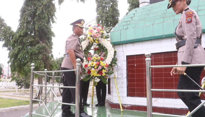 Polres Simalungun dan Polres Pematangsiantar Ziarah Bareng ke TMP Nagur, Tabur Bunga untuk Para Pahlawan