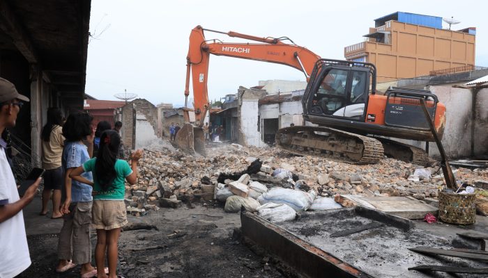 Robohkan Dulu, Bangun Kembali, Pemko Pematangsiantar Mulai Ratakan Pasar Dwikora Pasca Kebakaran