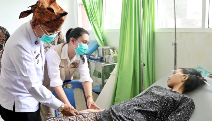 “Jangan Khawatir, Pemerintah Hadir”, Bupati Anton Antar Langsung Pasien Jantung Tisa 19 Tahun ke RSUD Perdagangan