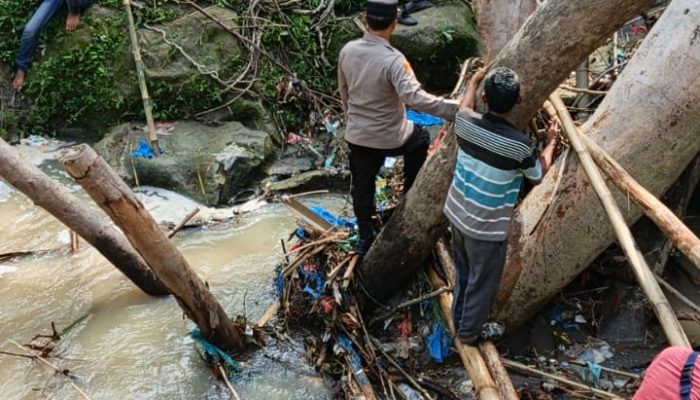 Hilang di Sungai Bah Tongguran, Pria 58 Tahun Diduga Hanyut, Jembatan Bambu Patah, Motor Masih Terparkir
