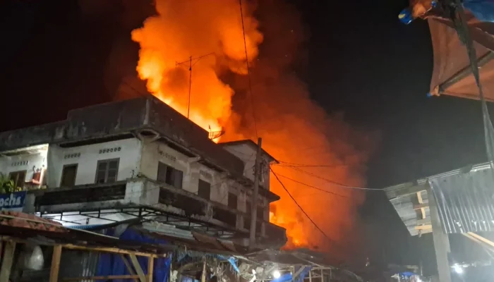 Kebakaran Hebat Hanguskan Pajak Parluasan Siantar, Puluhan Kios Pedagang Ludes Dini Hari
