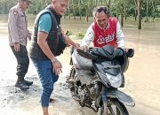 Banjir Rendam Bosar Maligas, Polsek dan Warga Gotong Royong Evakuasi & Bersihkan Rumah