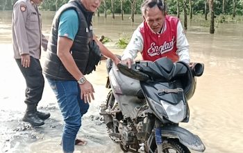 Banjir Rendam Bosar Maligas, Polsek dan Warga Gotong Royong Evakuasi & Bersihkan Rumah