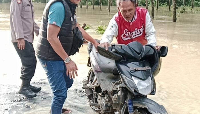 Banjir Rendam Bosar Maligas, Polsek dan Warga Gotong Royong Evakuasi & Bersihkan Rumah