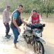 Banjir Rendam Bosar Maligas, Polsek dan Warga Gotong Royong Evakuasi & Bersihkan Rumah