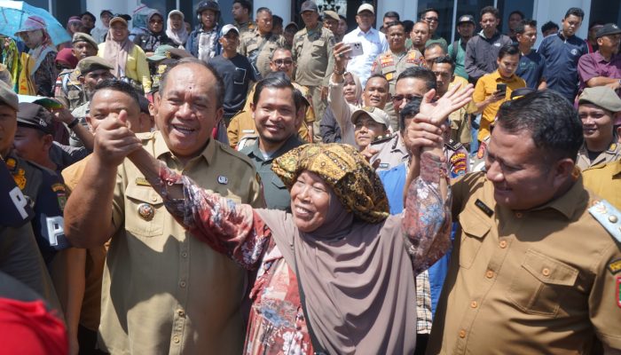 Ratusan Warga Bandar Pulau Unjuk Rasa di Kantor Bupati Asahan, Tuntut Pengaspalan Jalan 4 Desa