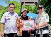 Pemkab Simalungun Serahkan Alsintan dan Gelar Panen Raya Bawang Merah, Dorong Modernisasi Pertanian