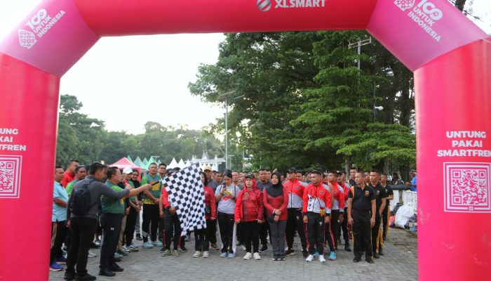 Wali Kota Wesly Silalahi Lepas Jalan Santai dan Senam Sehat di Festival Rakyat Nobar Bola Gembira Kodim 0207