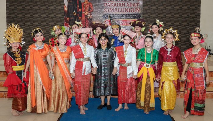 Lomba Fashion Show Pakaian Adat Simalungun Tingkat SMP di Pematangsiantar, Tekankan Identitas dan Rasa Bangga Budaya Lokal