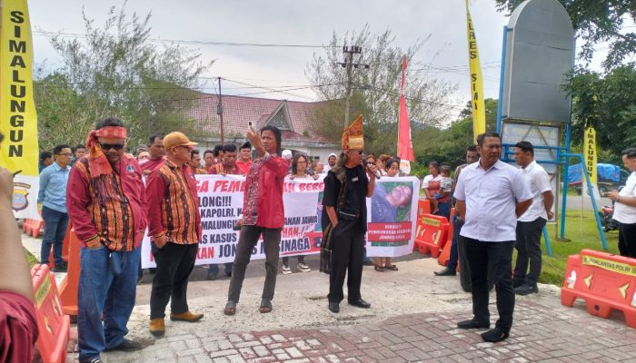 Ratusan PPTSB Tanah Jawa Unjuk Rasa di Polres Simalungun, Desak Tangkap Pelaku Pembunuhan Jonres Sinaga