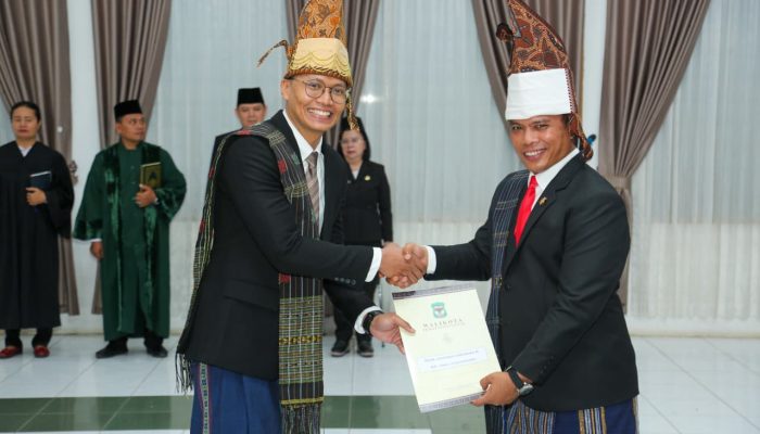 Sekda Junaedi Lantik Kadisdukcapil dan 73 Pejabat Pemko Pematangsiantar, Kenakan Pakaian Adat Simalungun