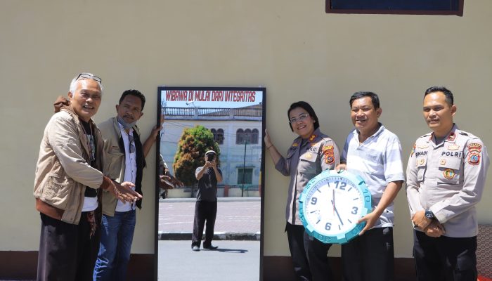 Trisula Integritas Temui Kapolres Samosir, Serahkan Jam dan Cermin sebagai Simbol Integritas