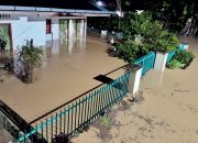 Sungai Sikkam Meluap, 6 Warga Pasar Bawah Serbelawan Dievakuasi dari Atap Rumah