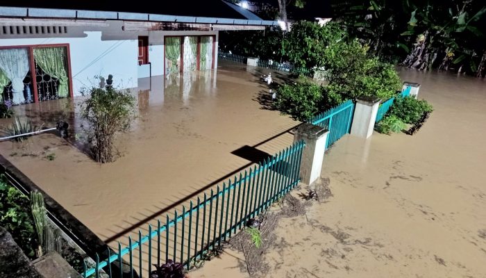 Sungai Sikkam Meluap, 6 Warga Pasar Bawah Serbelawan Dievakuasi dari Atap Rumah