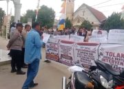 Ratusan Warga Gelar Aksi di Kantor Desa Pulau Rakyat Tua, Desak Transparansi Pilkades