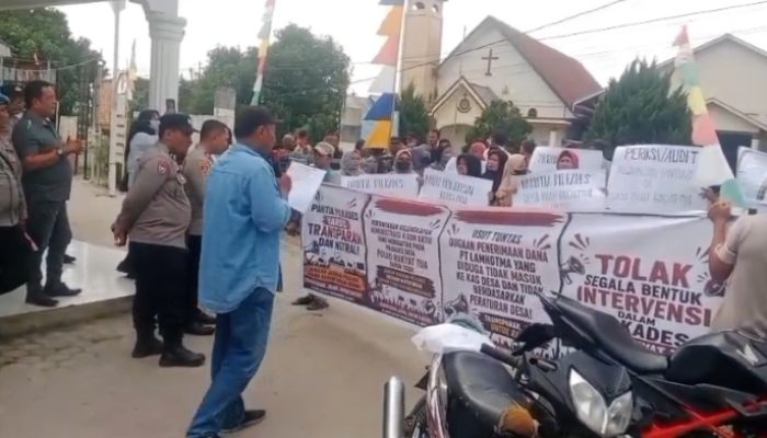 Ratusan Warga Gelar Aksi di Kantor Desa Pulau Rakyat Tua, Desak Transparansi Pilkades