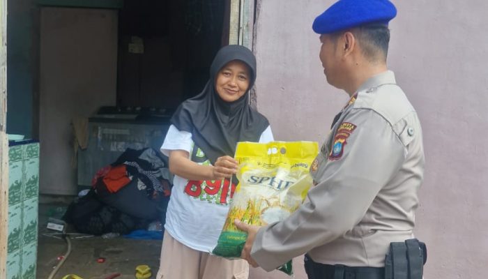 Satpolairud Polresta Barelang Gelar Jumat Berkah, Bagikan Sembako ke Warga Pesisir Sengkuang dan Tanjung Uma