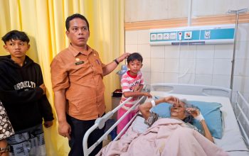 Sekda Pematangsiantar Jenguk Korban Longsor di RSUD dr Djasamen Saragih, Pemko Siapkan Hunian Sementara