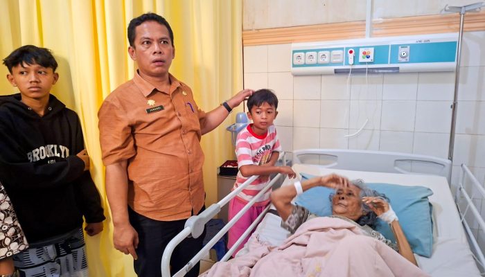 Sekda Pematangsiantar Jenguk Korban Longsor di RSUD dr Djasamen Saragih, Pemko Siapkan Hunian Sementara