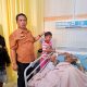 Sekda Pematangsiantar Jenguk Korban Longsor di RSUD dr Djasamen Saragih, Pemko Siapkan Hunian Sementara
