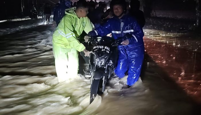 GERCAP! Polres Simalungun Evakuasi Korban Banjir di Dolok Batu Nanggar, 150 Rumah Terdampak