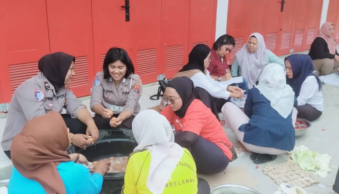 Polres Simalungun Salurkan Air Bersih dan Dirikan Dapur Umum, Polwan Turun Bantu Korban Banjir Dolok Batu Nanggar