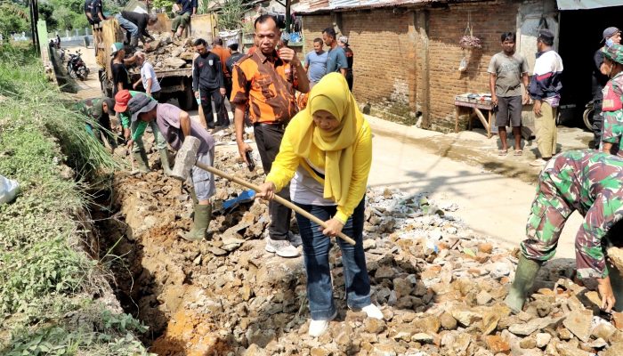 Warga Serbelawan Gotong Royong Massal, Pulihkan Lingkungan V Marihat Tengah Pasca Banjir Sungai Sikkam