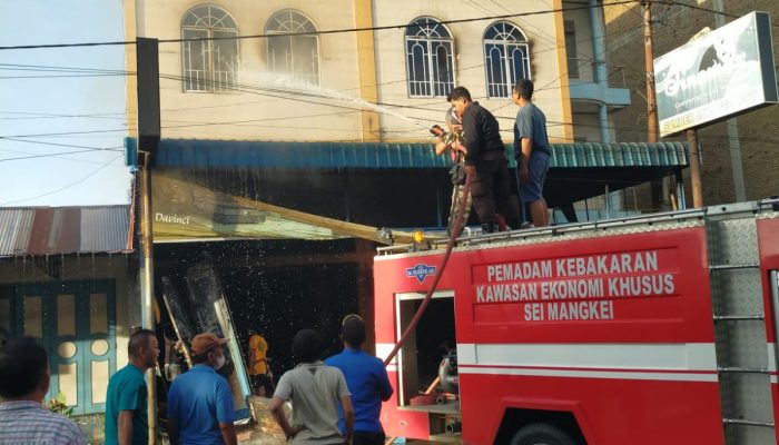Kebakaran Hebat Hanguskan 2 Toko di Bandar, Kerugian Rp1,5 Miliar, Pemilik Selamat Nyaris Maut