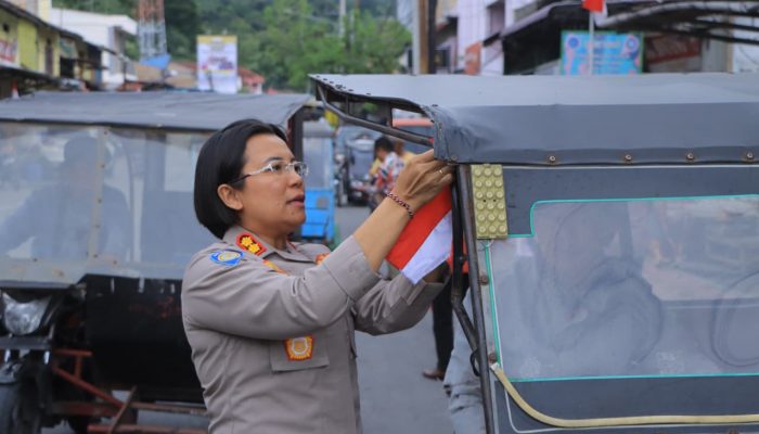 Sambut HUT ke-81 RI, Polres Samosir Bagikan dan Pasang 300 Bendera Merah Putih di Kendaraan Masyarakat