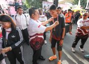 Wali Kota Wesly Serahkan Hadiah Pemenang Fun Run dan Pekan Olahraga Merah Putih di CFD Adam Malik
