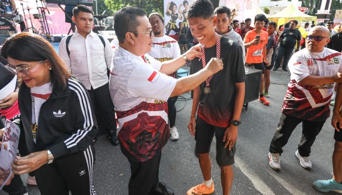 Wali Kota Wesly Serahkan Hadiah Pemenang Fun Run dan Pekan Olahraga Merah Putih di CFD Adam Malik