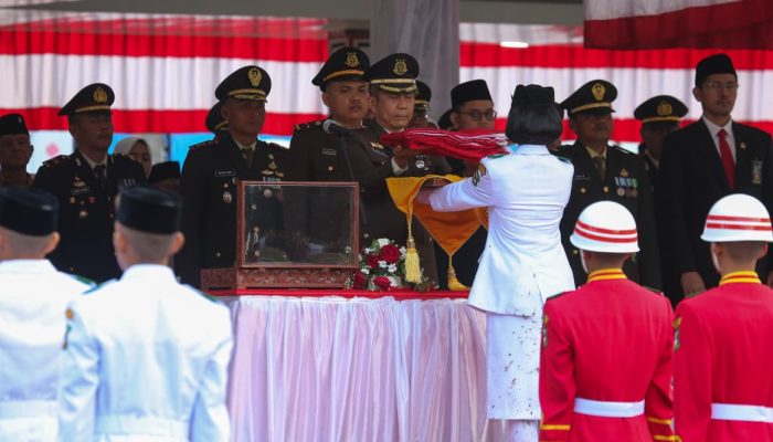 Kajari Erwin Purba Jadi Inspektur Upacara Penurunan Bendera HUT ke-81 RI di Lapangan Adam Malik