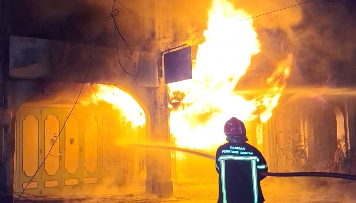 Kebakaran Hebat Ludeskan 5 Ruko di Jalan Bandung Pematangsiantar, 15 Unit Damkar Dikerahkan