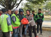 Polwan Polresta Barelang Gelar “Minggu Kasih 2026”, Salurkan Bansos ke Driver Ojol di Tembesi