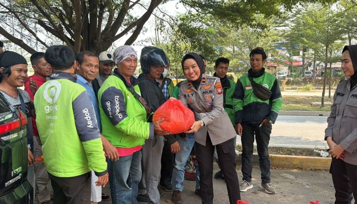 Polwan Polresta Barelang Gelar “Minggu Kasih 2026”, Salurkan Bansos ke Driver Ojol di Tembesi