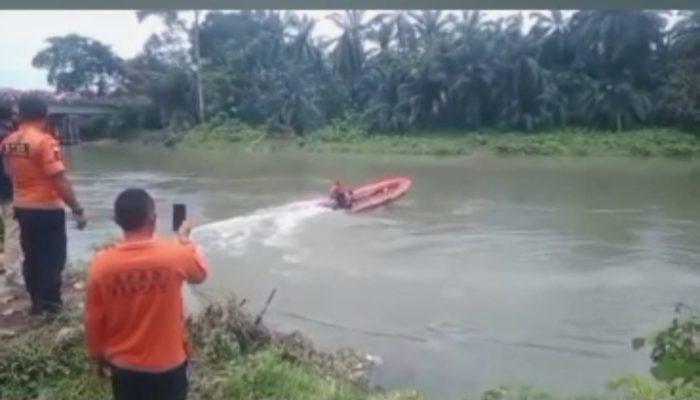 Kejar – kejaran Berujung Sungai, Pria Misterius Hanyut di Arus Deras. Tim SAR Lakukan Pencarian Hari Kedua