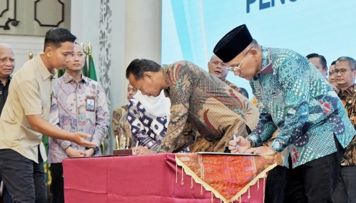 Bupati Simalungun Anton Achmad Saragih Tandatangani Komitmen Antikorupsi Bersama Gubernur Sumut dan KPK
