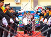 Wali Kota Wesly dan Ketua TP PKK Iringi Farewell Parade Pedang Pora Kapolres Pematangsiantar Naik Becak BSA