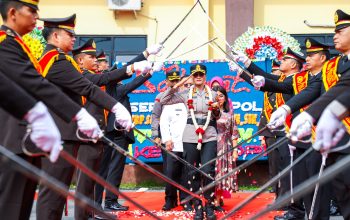 Wali Kota Wesly dan Ketua TP PKK Iringi Farewell Parade Pedang Pora Kapolres Pematangsiantar Naik Becak BSA