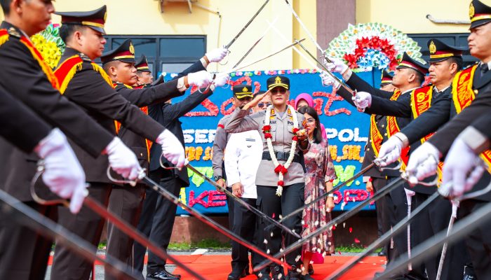 Wali Kota Wesly dan Ketua TP PKK Iringi Farewell Parade Pedang Pora Kapolres Pematangsiantar Naik Becak BSA