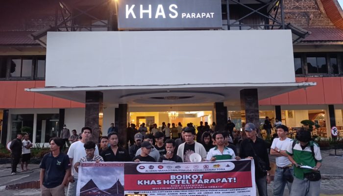 Aksi di Hotel Khas Parapat Memanas, Massa Bakar Ban Desak Transparansi IPAL Danau Toba