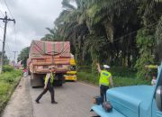 Truk Batu Bata Patah As di Simpang Marjandi, Satlantas Polres Simalungun Terapkan Buka Tutup Arus